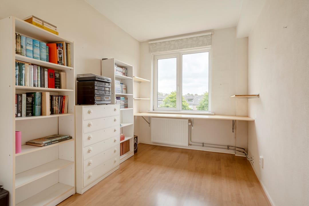 Bright third-floor apartment with two balconies in green Wassenaar setting — 22
