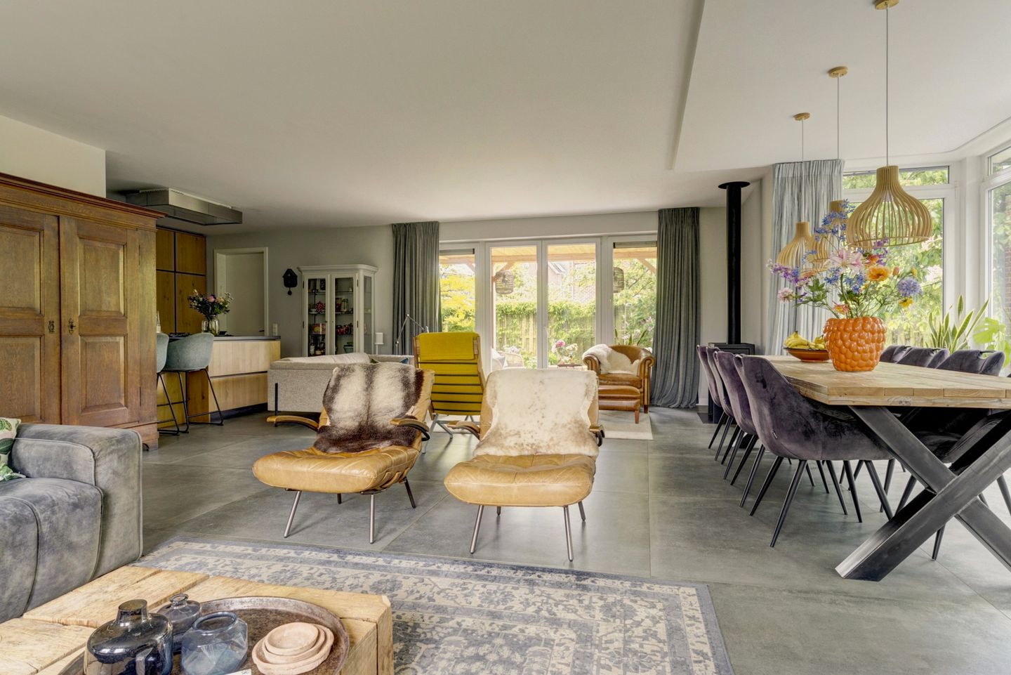 Spacious Semi-Detached Family Home with Six Bedrooms and Solar Panels — 10