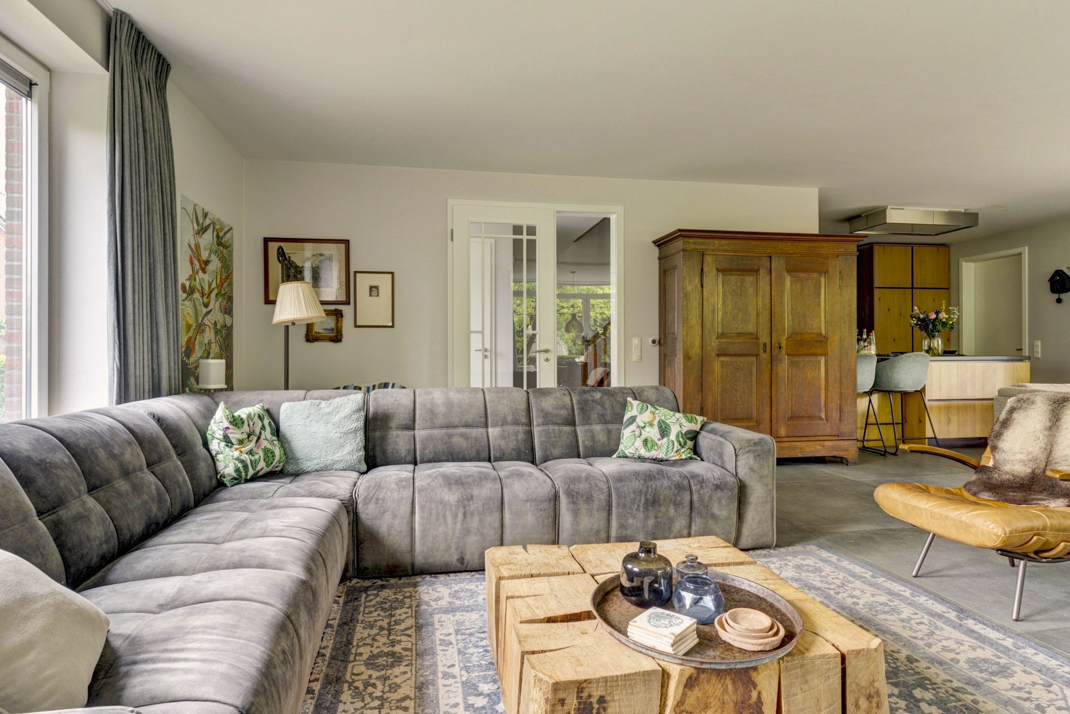 Spacious Semi-Detached Family Home with Six Bedrooms and Solar Panels — 9