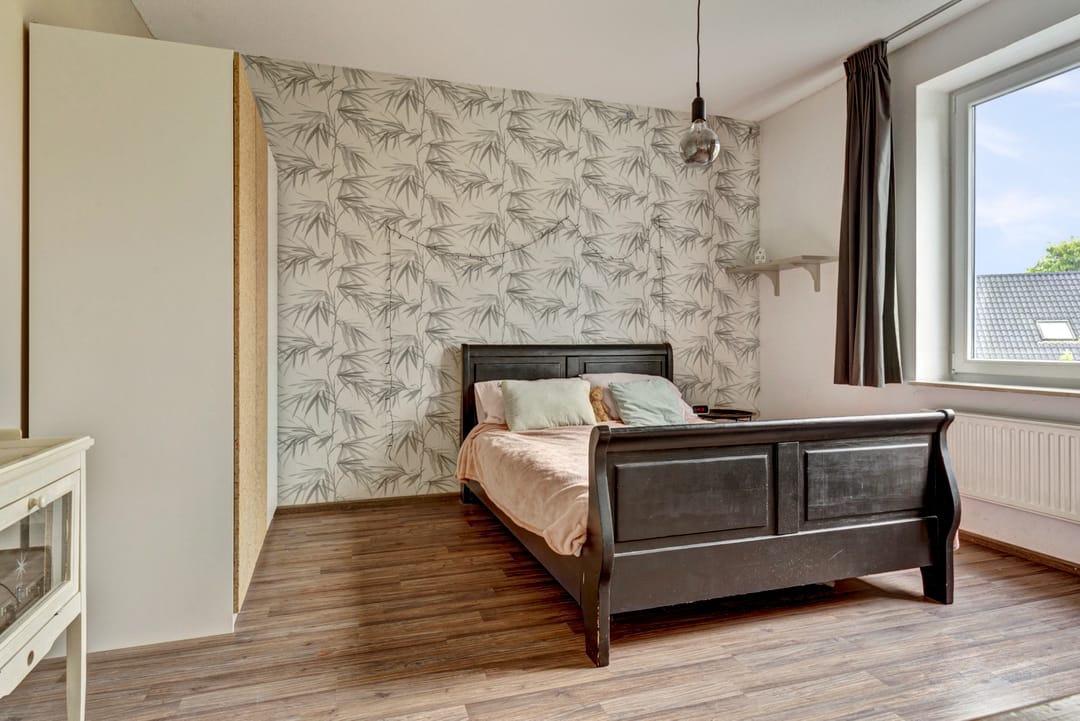 Spacious Semi-Detached Family Home with Six Bedrooms and Solar Panels — 22