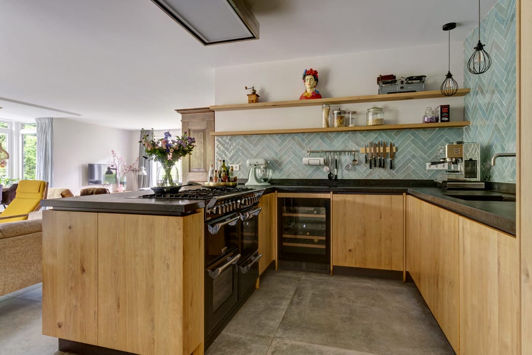 Spacious Semi-Detached Family Home with Six Bedrooms and Solar Panels — 13