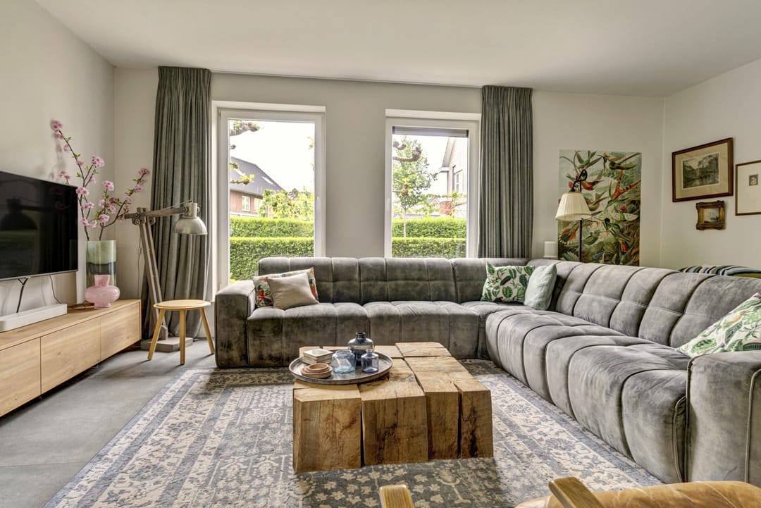 Spacious Semi-Detached Family Home with Six Bedrooms and Solar Panels — 8