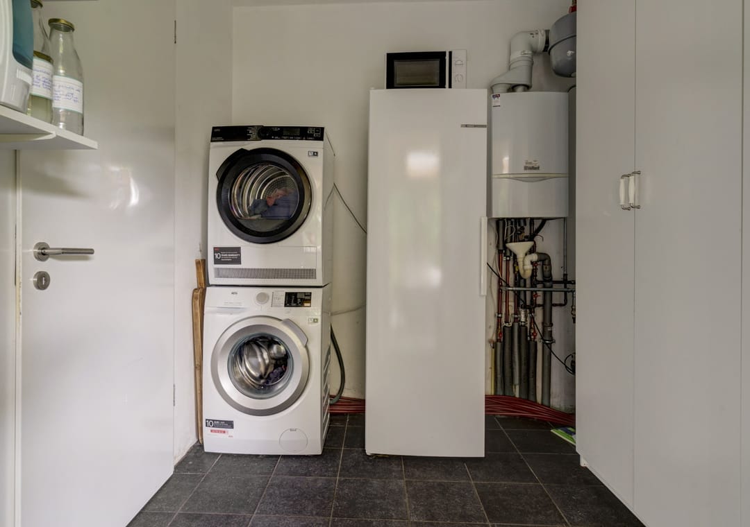 Spacious Semi-Detached Family Home with Six Bedrooms and Solar Panels — 16
