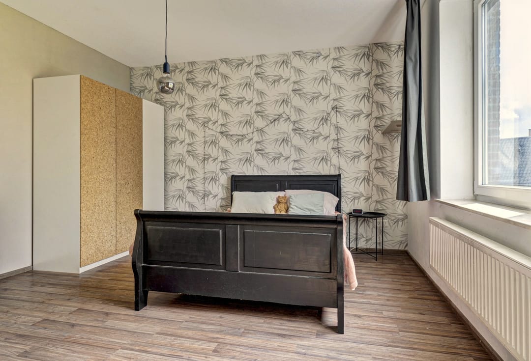 Spacious Semi-Detached Family Home with Six Bedrooms and Solar Panels — 23