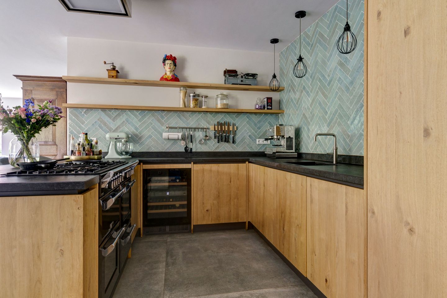 Spacious Semi-Detached Family Home with Six Bedrooms and Solar Panels — 14