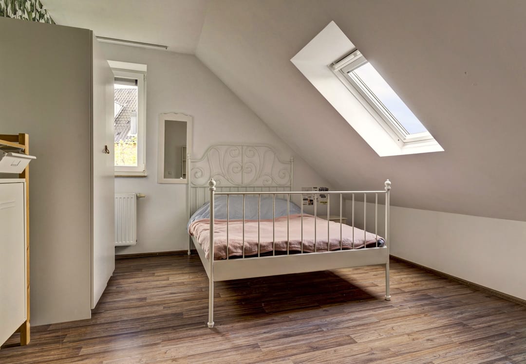 Spacious Semi-Detached Family Home with Six Bedrooms and Solar Panels — 37
