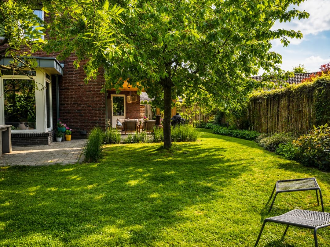 Spacious Semi-Detached Family Home with Six Bedrooms and Solar Panels — 47