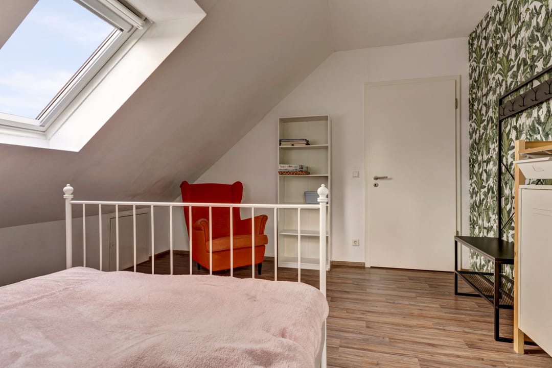 Spacious Semi-Detached Family Home with Six Bedrooms and Solar Panels — 38