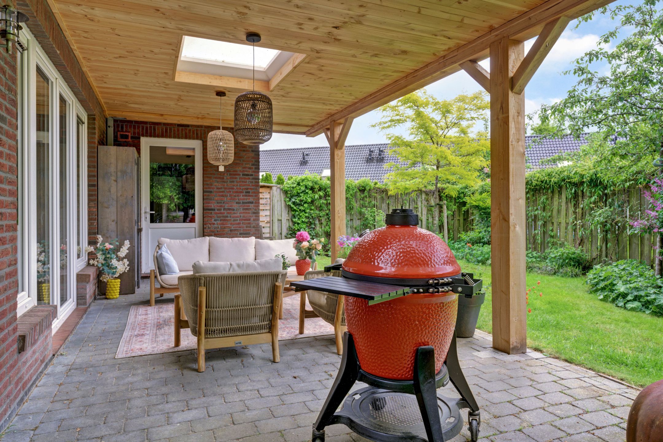 Spacious Semi-Detached Family Home with Six Bedrooms and Solar Panels — 48
