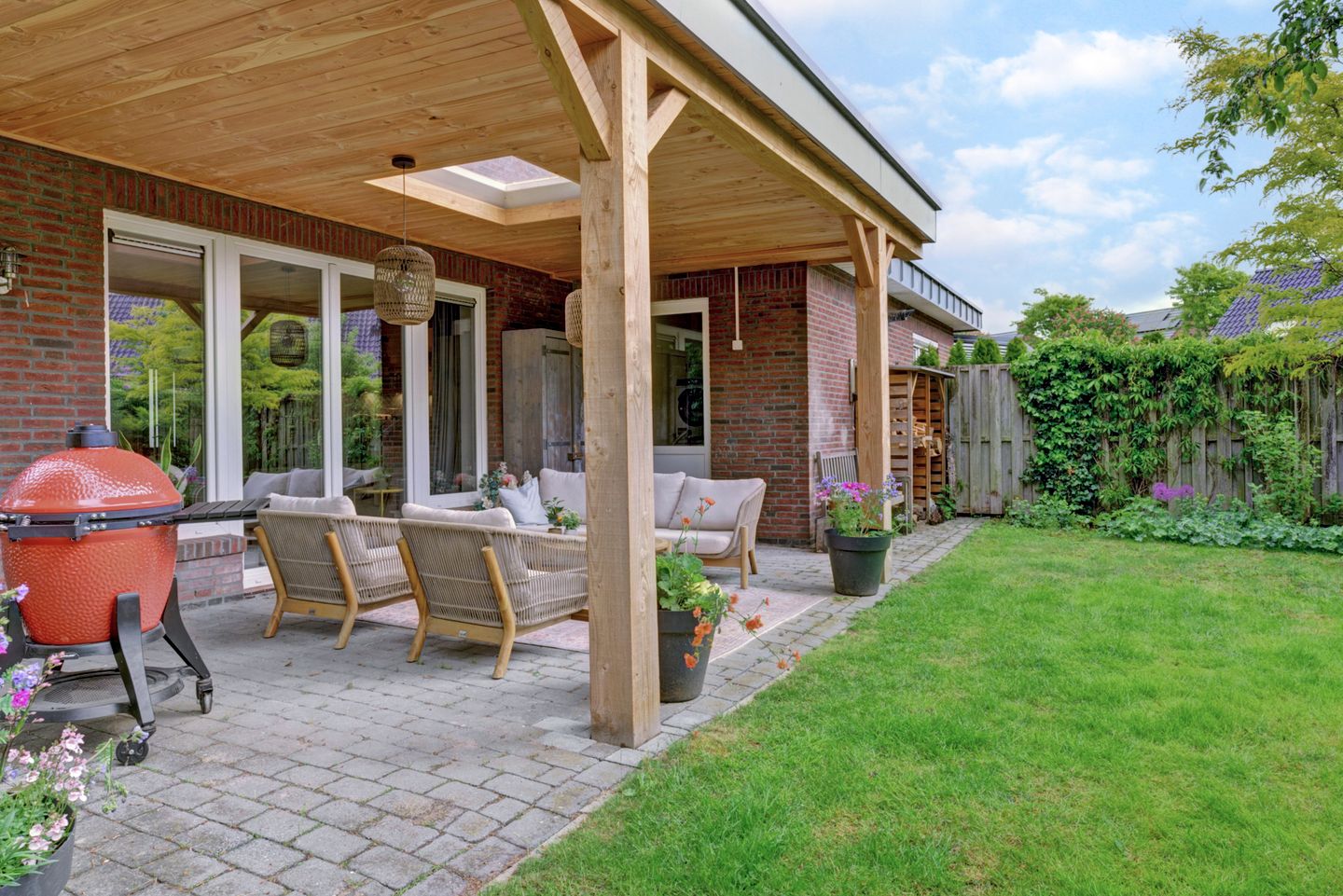 Spacious Semi-Detached Family Home with Six Bedrooms and Solar Panels — 49