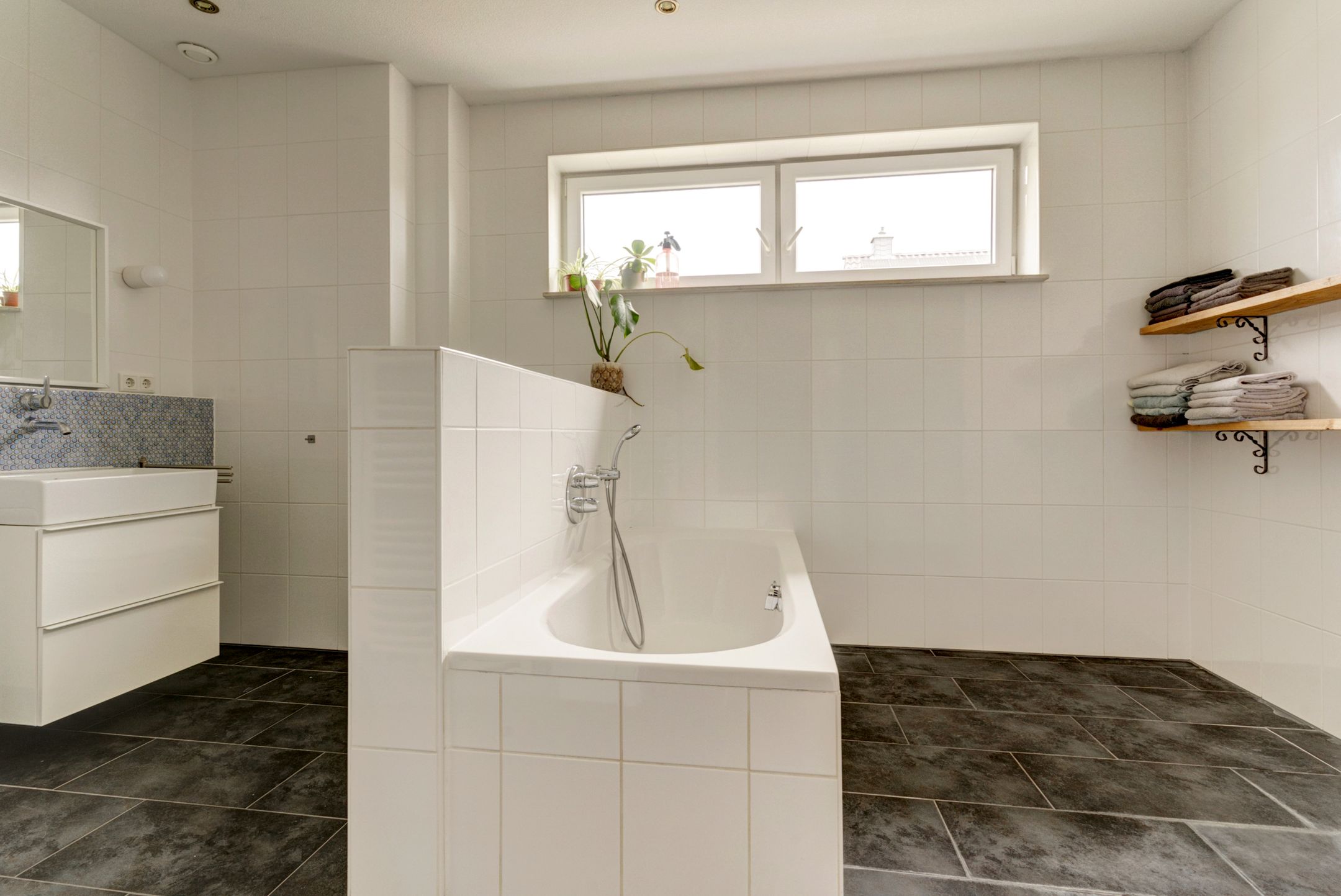 Spacious Semi-Detached Family Home with Six Bedrooms and Solar Panels — 30
