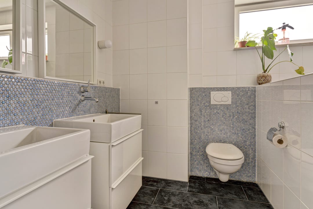Spacious Semi-Detached Family Home with Six Bedrooms and Solar Panels — 31
