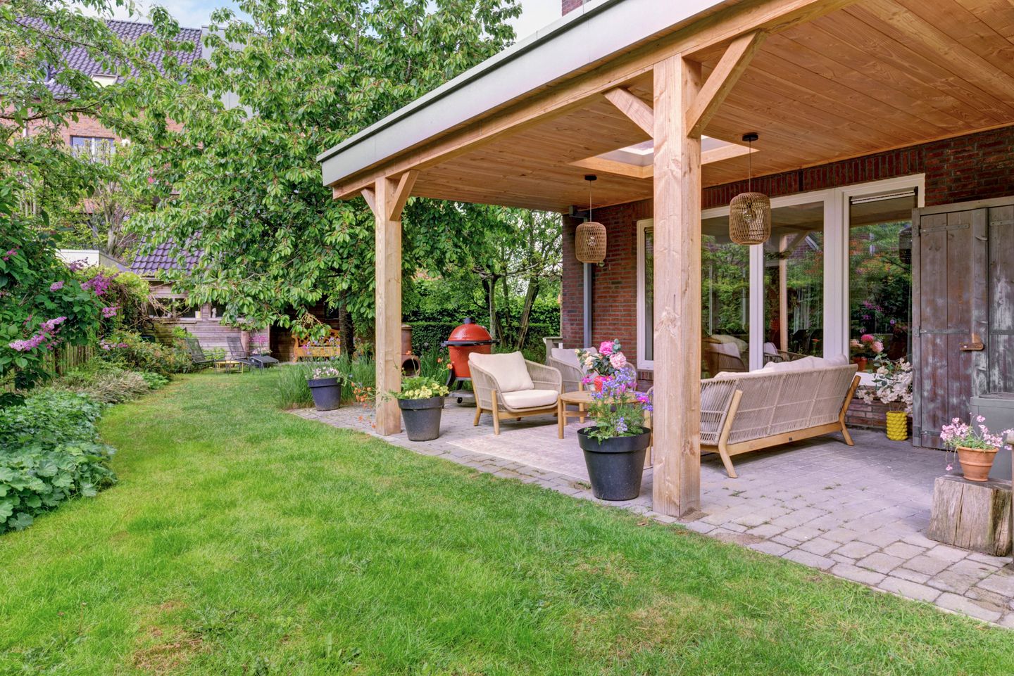 Spacious Semi-Detached Family Home with Six Bedrooms and Solar Panels — 50