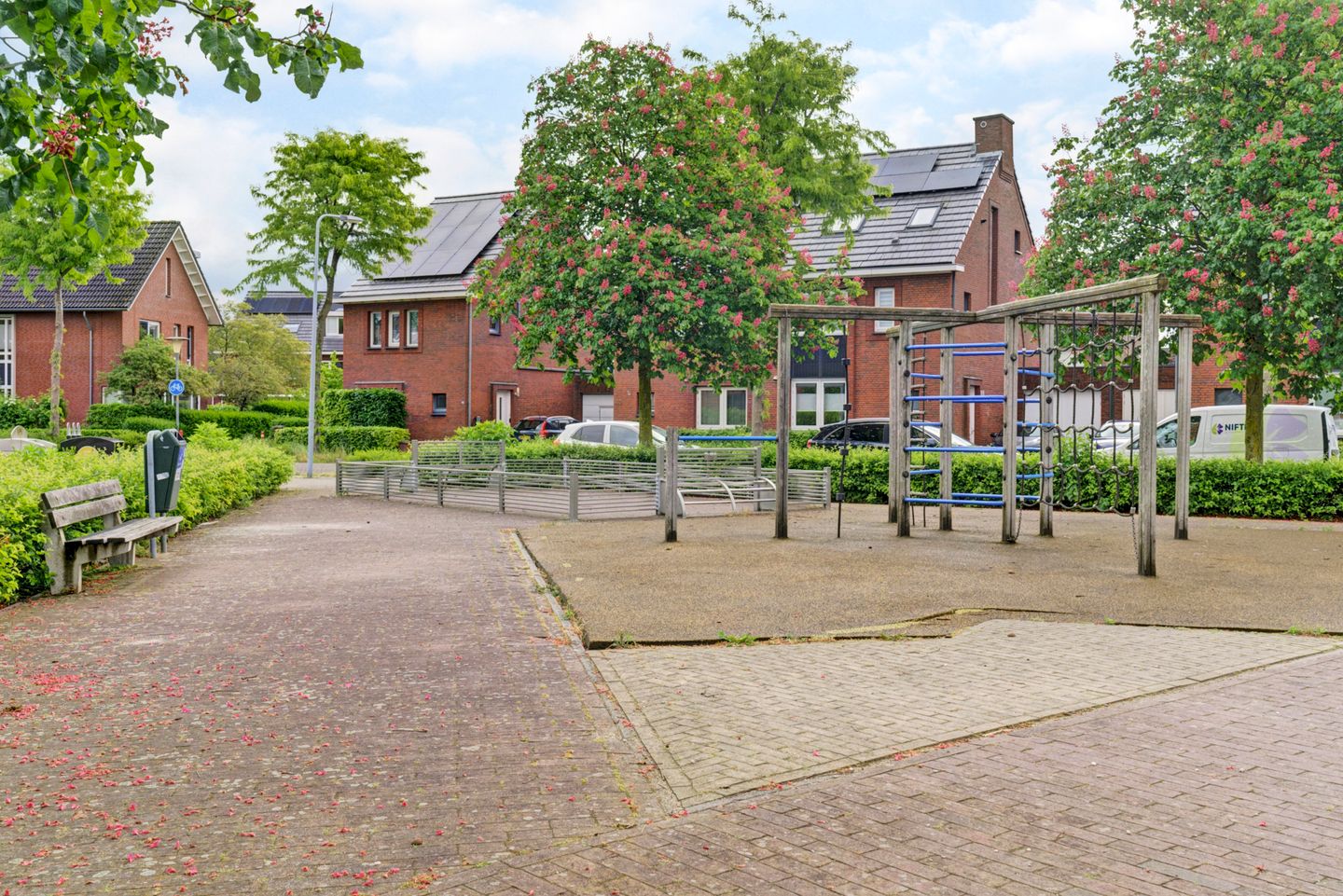 Spacious Semi-Detached Family Home with Six Bedrooms and Solar Panels — 55
