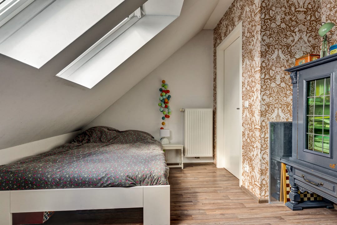 Spacious Semi-Detached Family Home with Six Bedrooms and Solar Panels — 41