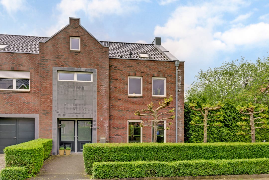 Spacious Semi-Detached Family Home with Six Bedrooms and Solar Panels — 52