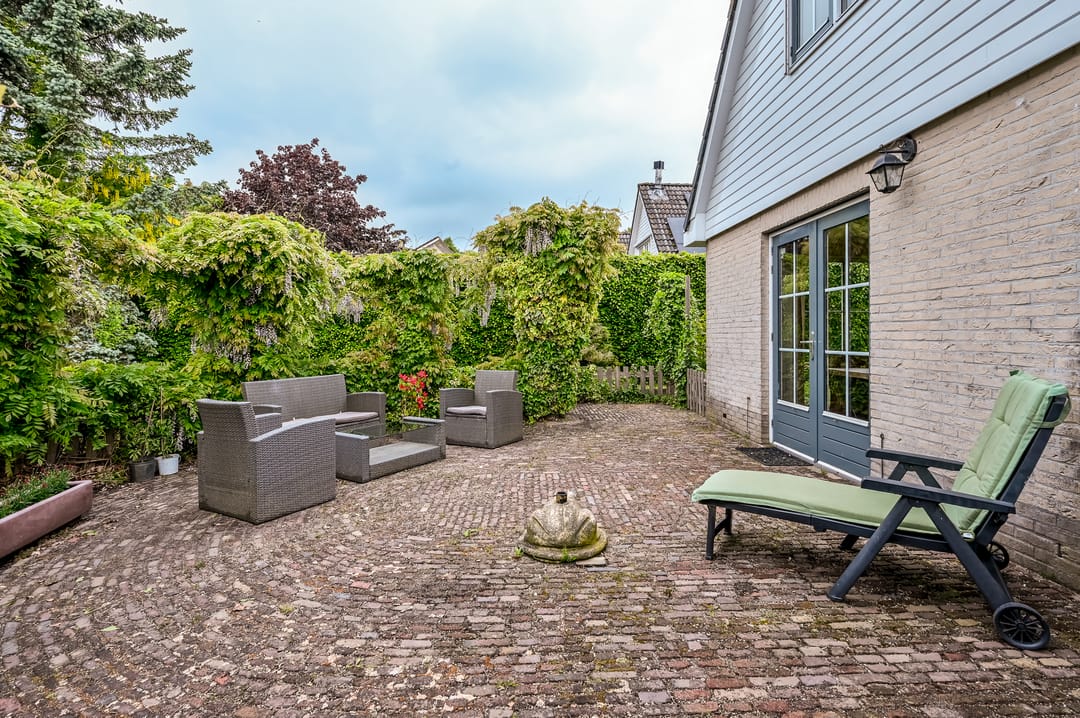 Spacious detached family home with six bedrooms in child-friendly neighborhood — 43