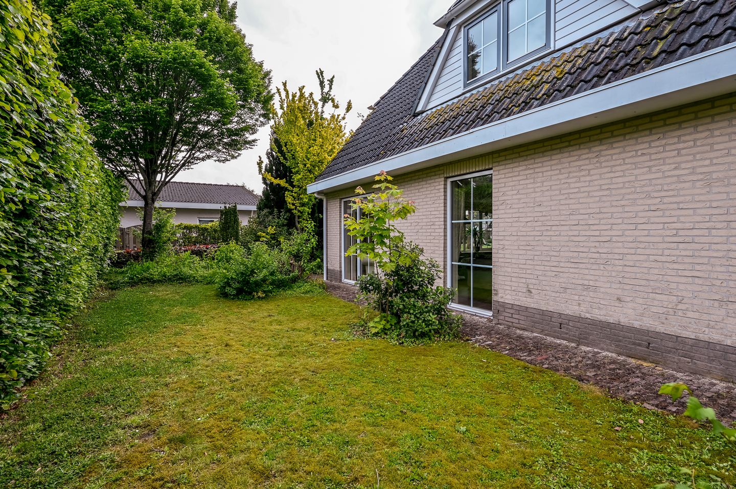 Spacious detached family home with six bedrooms in child-friendly neighborhood — 49