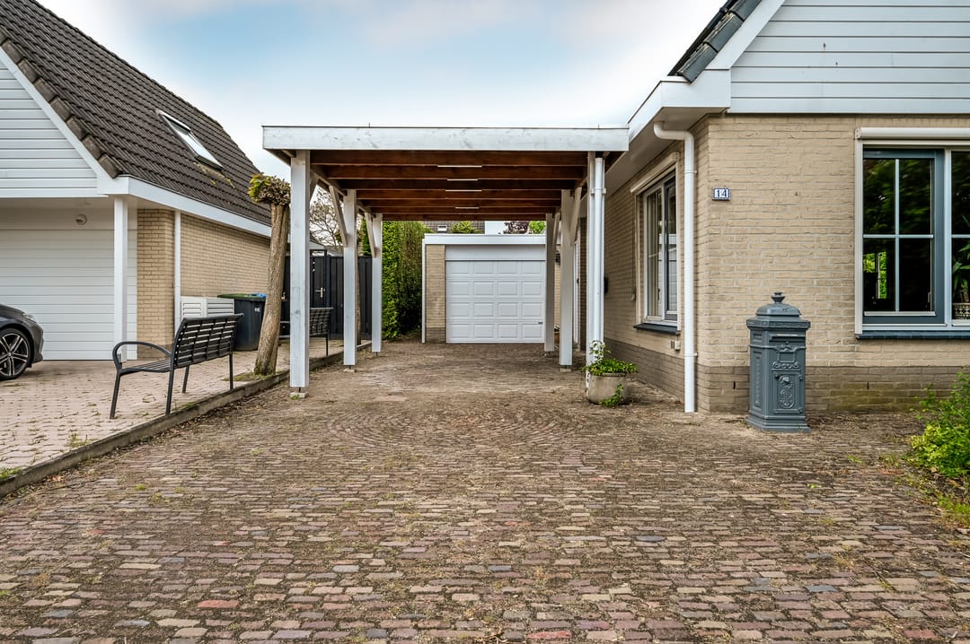 Spacious detached family home with six bedrooms in child-friendly neighborhood — 52