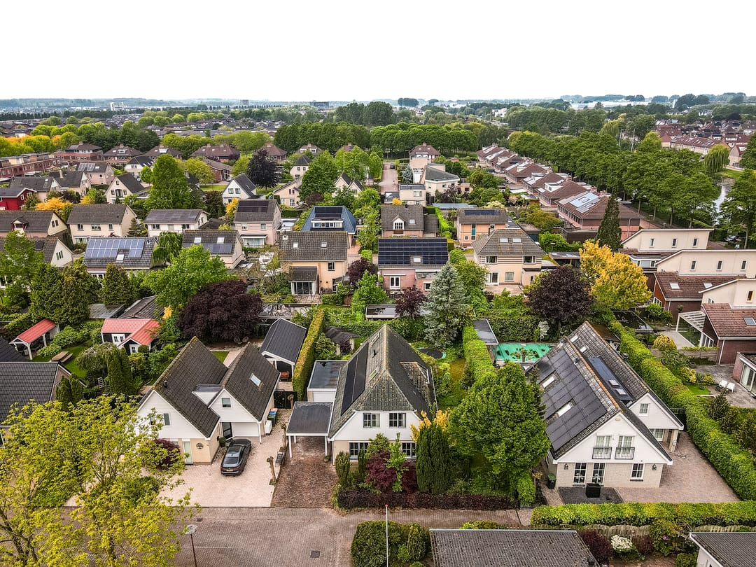 Spacious detached family home with six bedrooms in child-friendly neighborhood — 62
