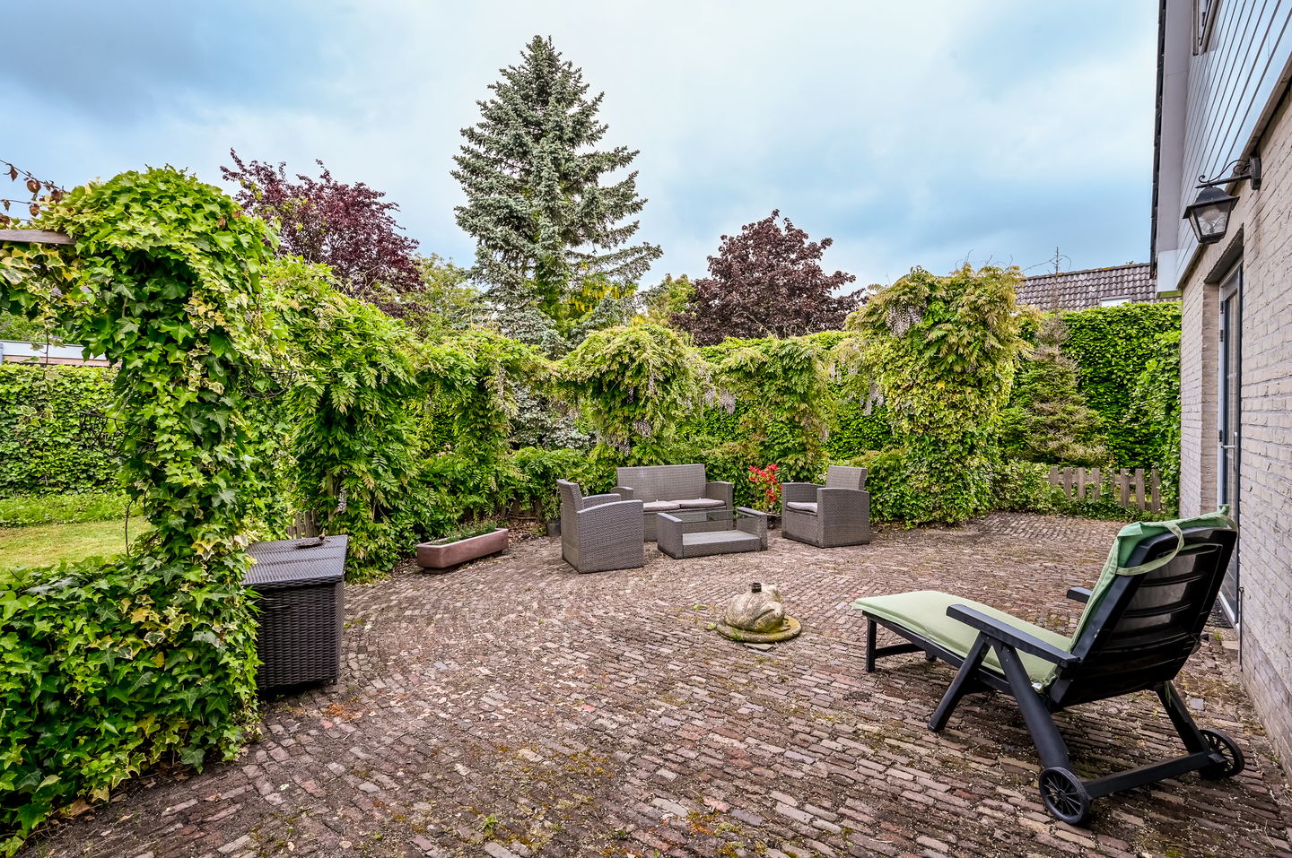 Spacious detached family home with six bedrooms in child-friendly neighborhood — 44