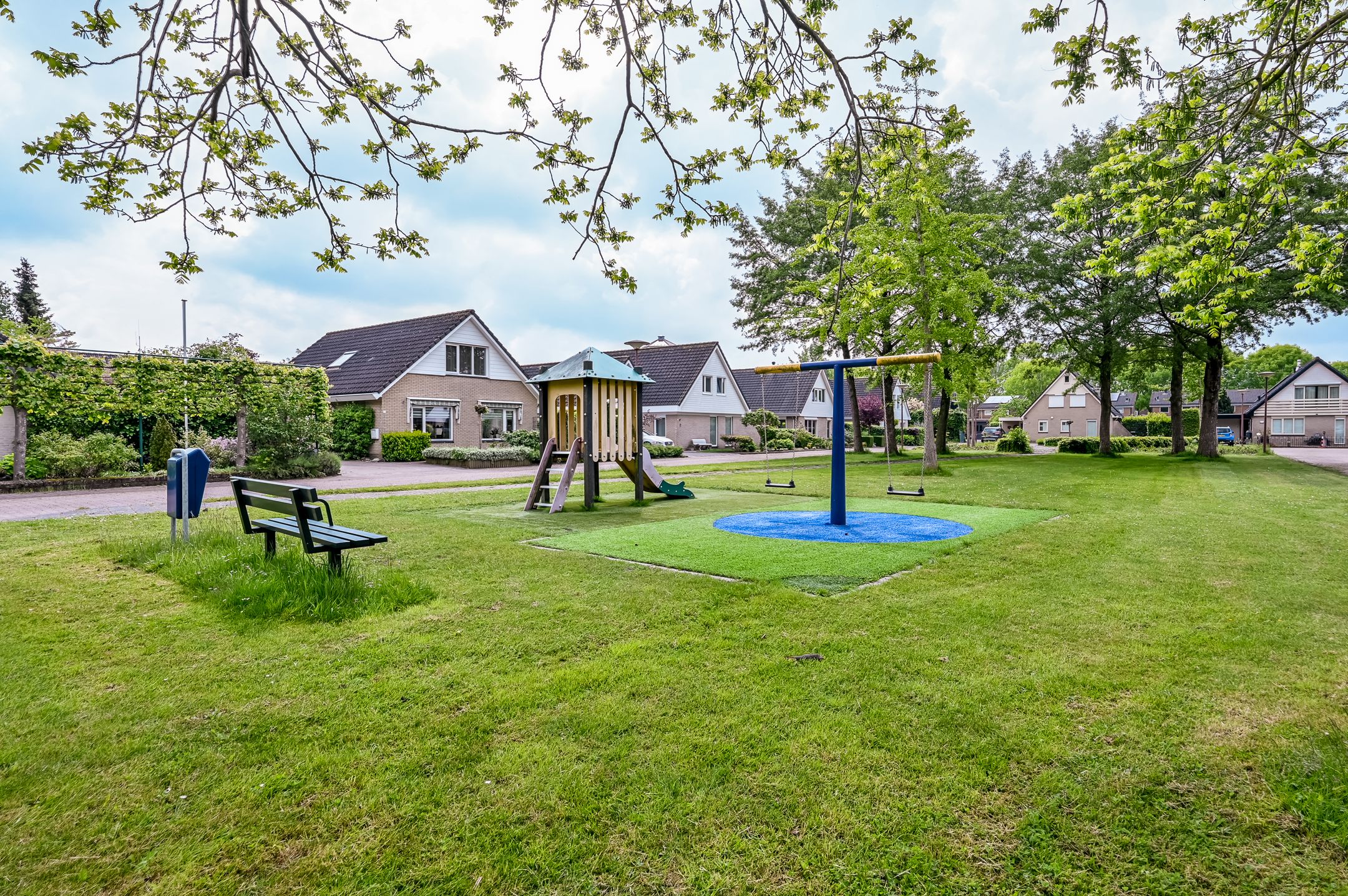 Spacious detached family home with six bedrooms in child-friendly neighborhood — 57
