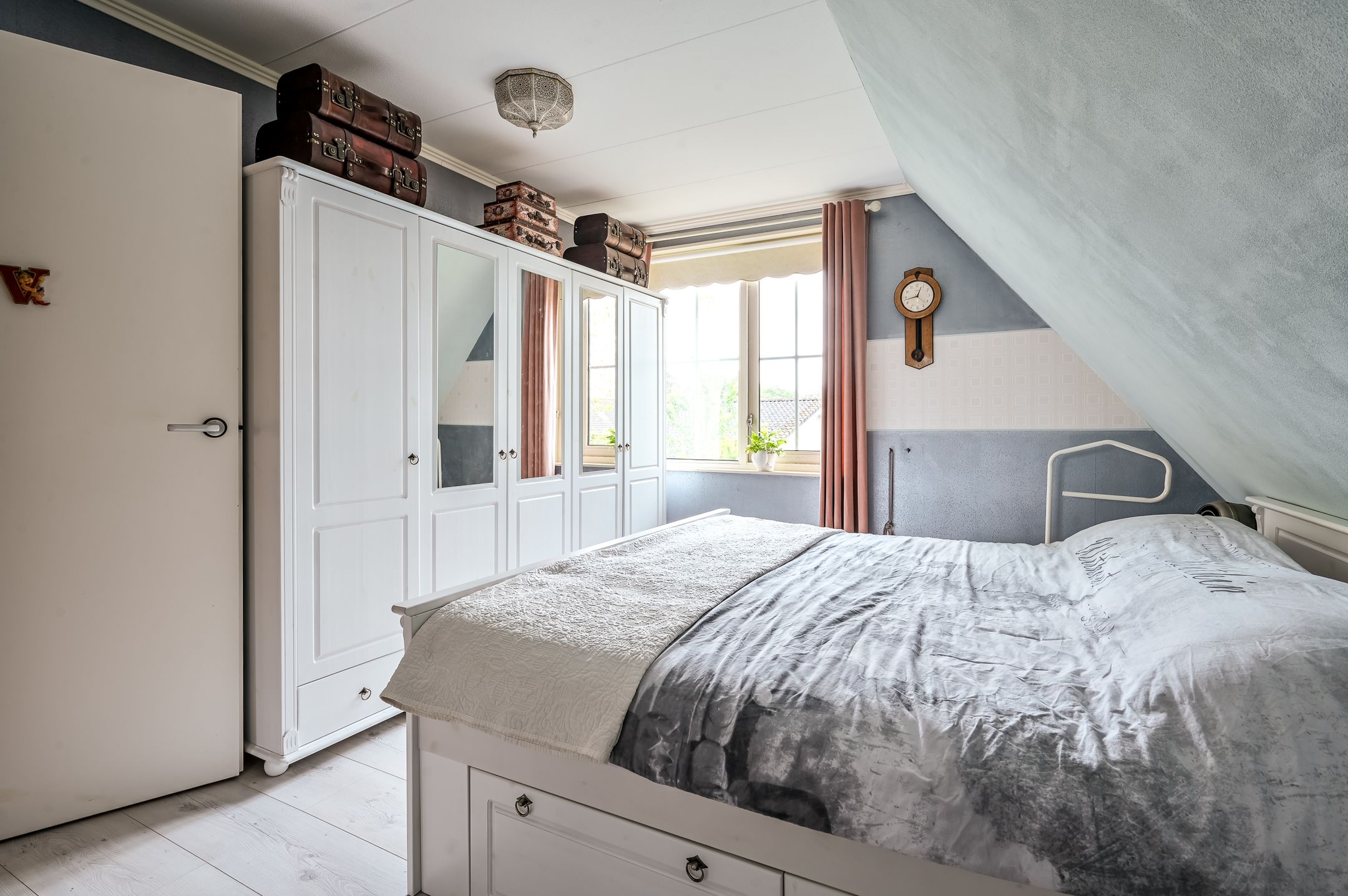 Spacious detached family home with six bedrooms in child-friendly neighborhood — 27