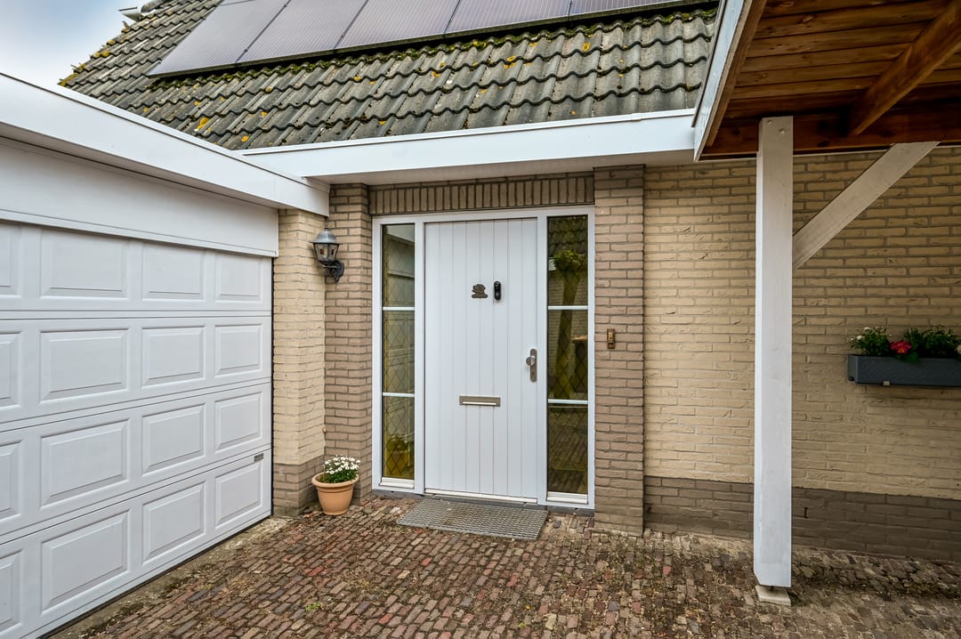 Spacious detached family home with six bedrooms in child-friendly neighborhood — 53