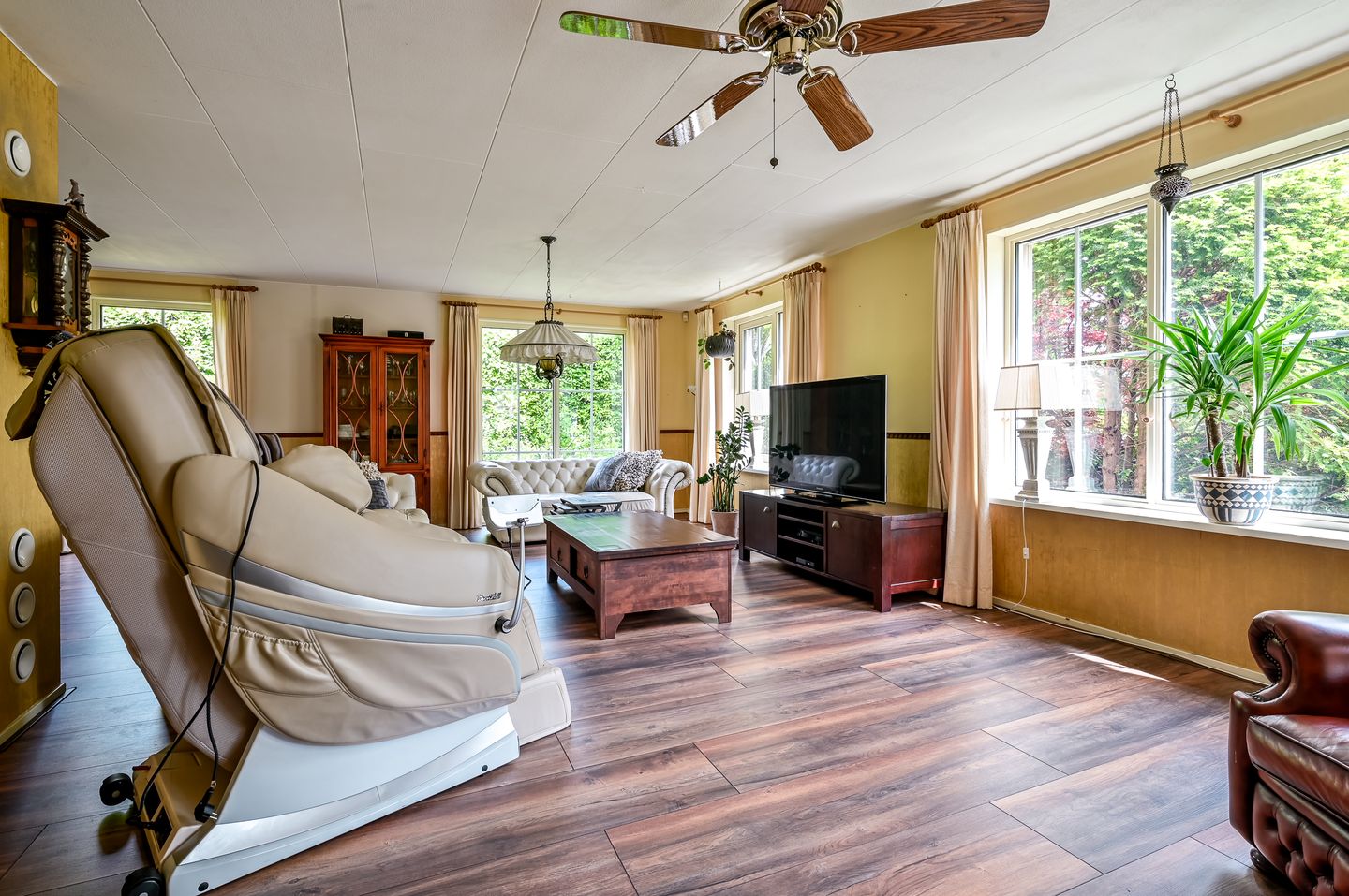 Spacious detached family home with six bedrooms in child-friendly neighborhood — 10