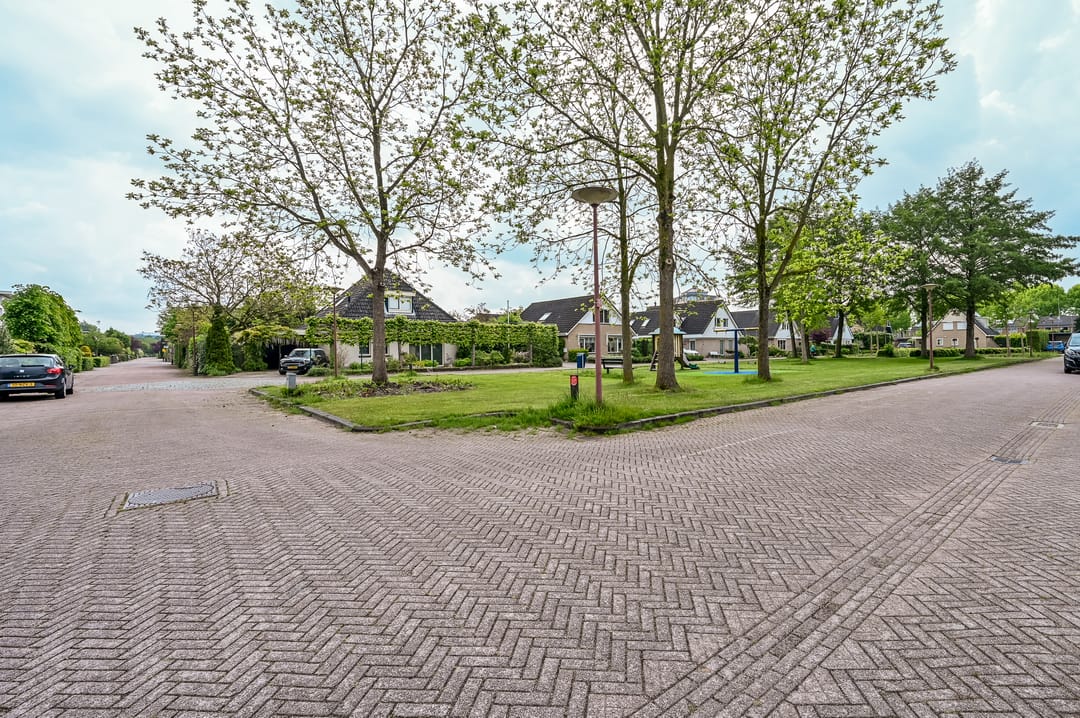 Spacious detached family home with six bedrooms in child-friendly neighborhood — 56