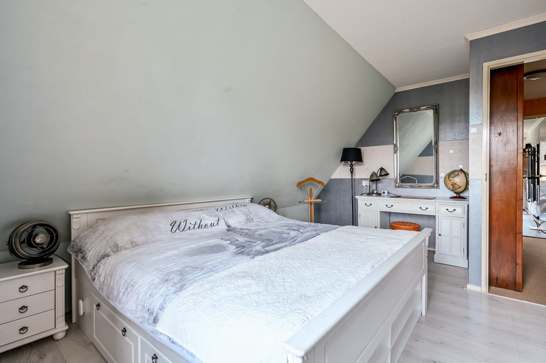 Spacious detached family home with six bedrooms in child-friendly neighborhood — 28
