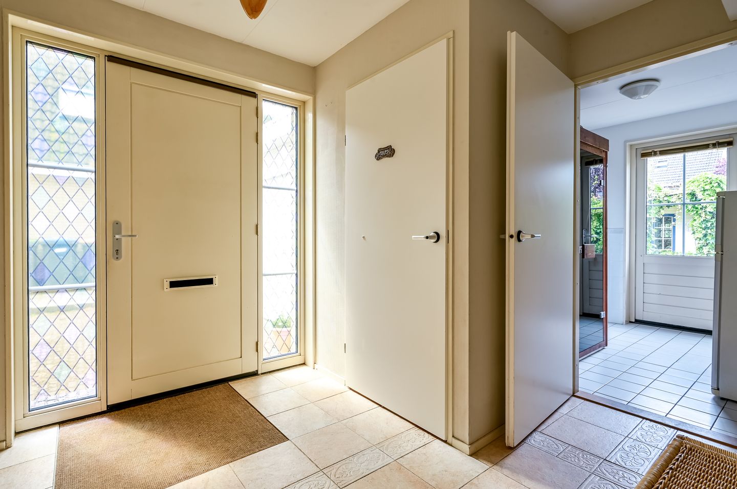 Spacious detached family home with six bedrooms in child-friendly neighborhood — 19