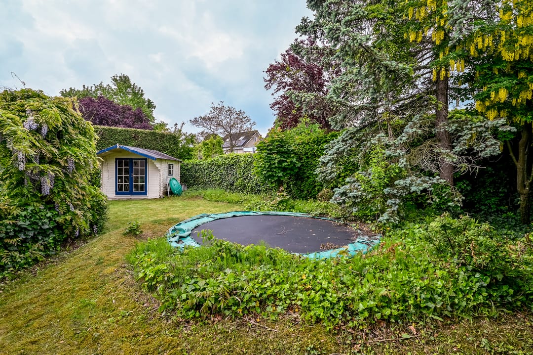 Spacious detached family home with six bedrooms in child-friendly neighborhood — 46