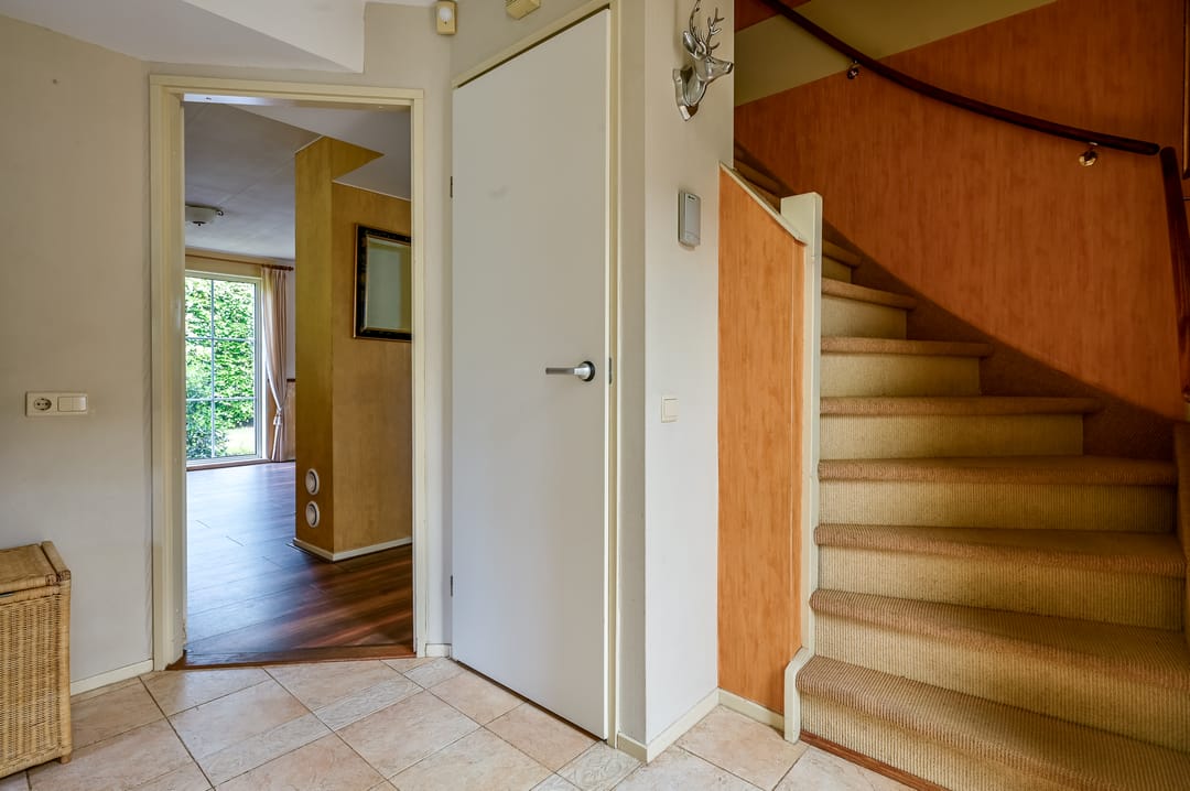 Spacious detached family home with six bedrooms in child-friendly neighborhood — 23