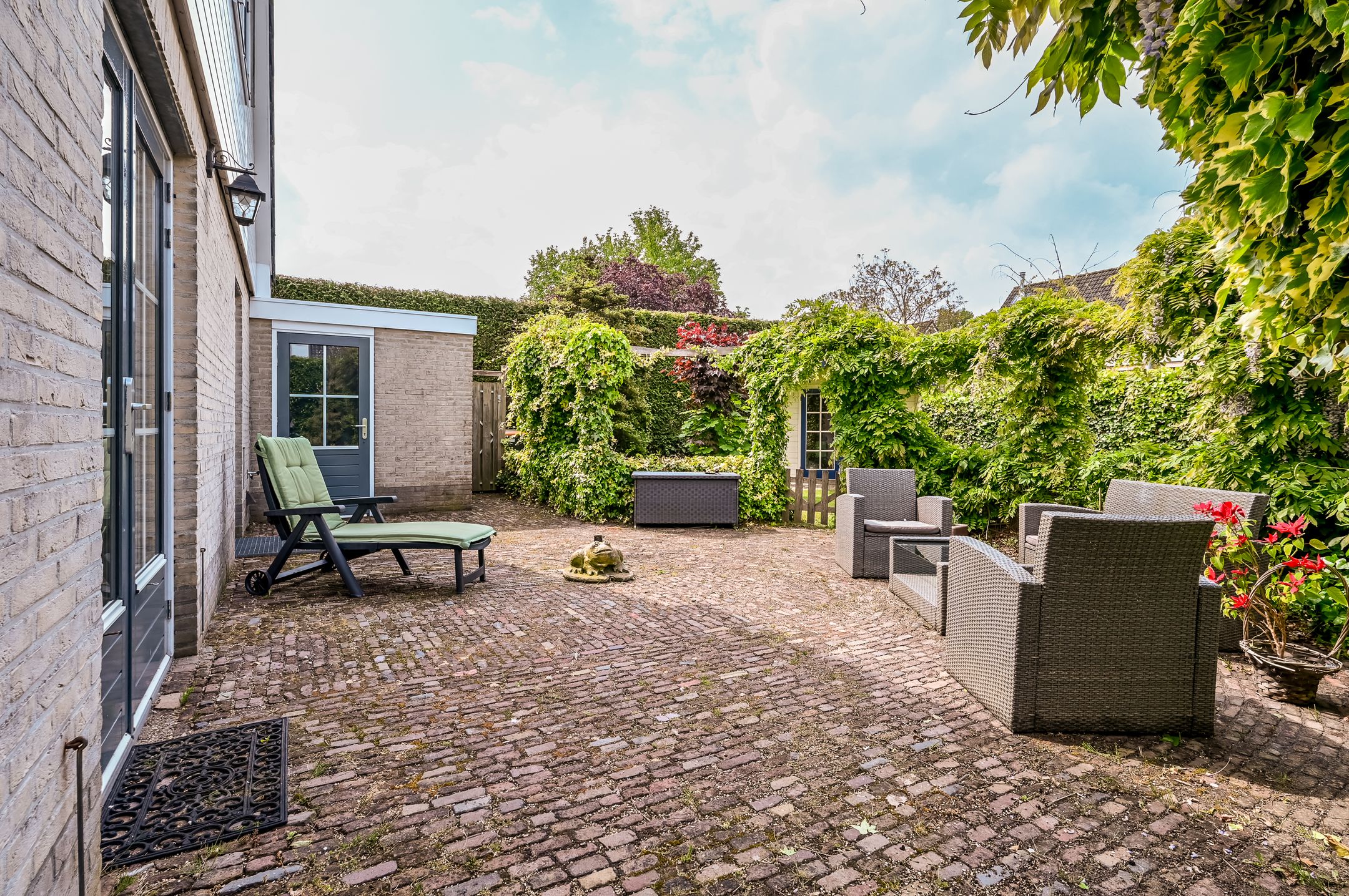 Spacious detached family home with six bedrooms in child-friendly neighborhood — 45