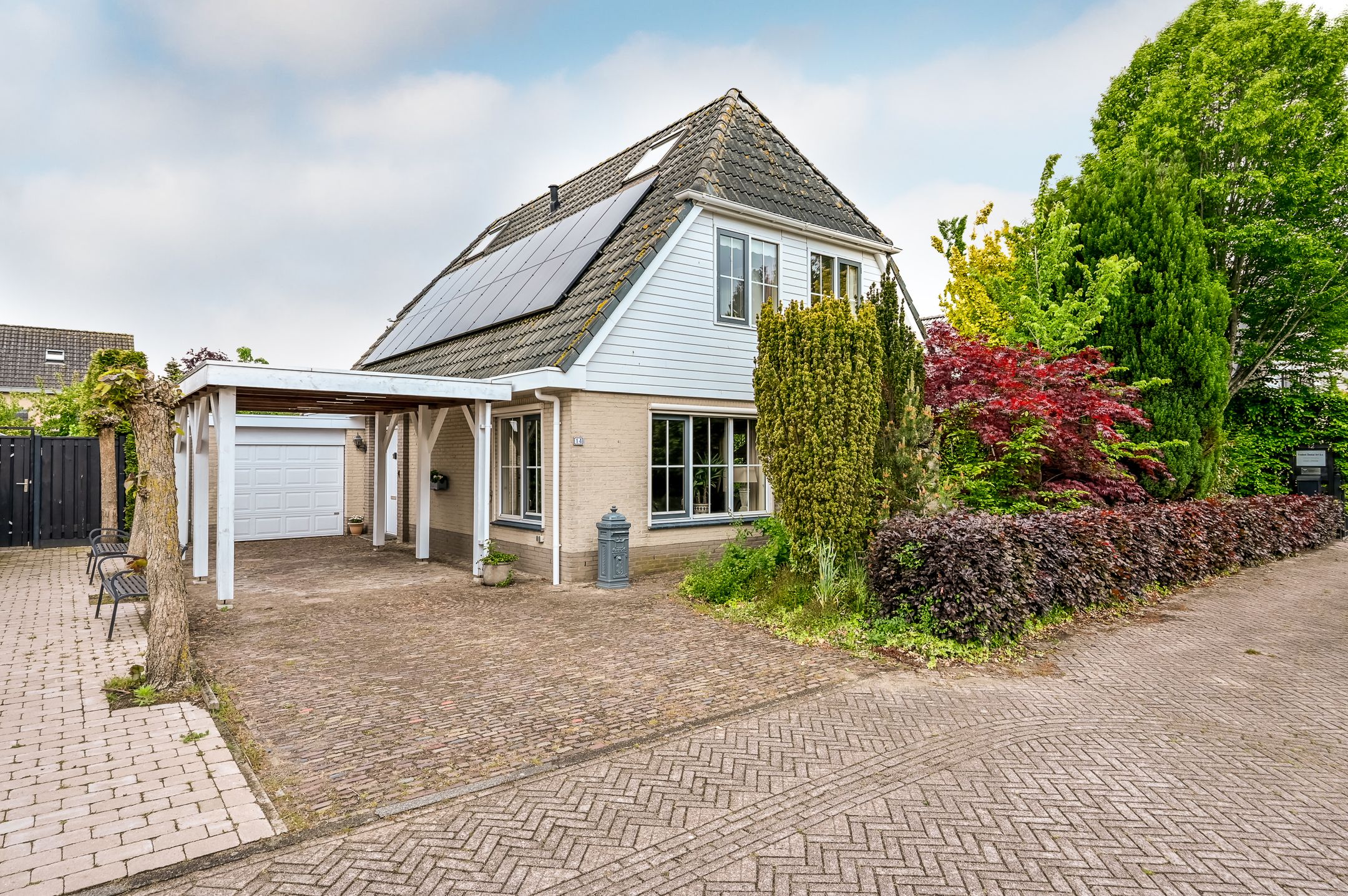 Spacious detached family home with six bedrooms in child-friendly neighborhood — 54