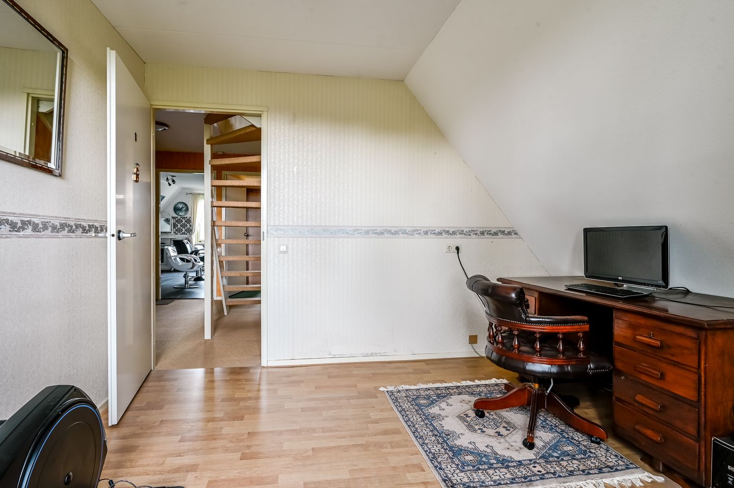Spacious detached family home with six bedrooms in child-friendly neighborhood — 34