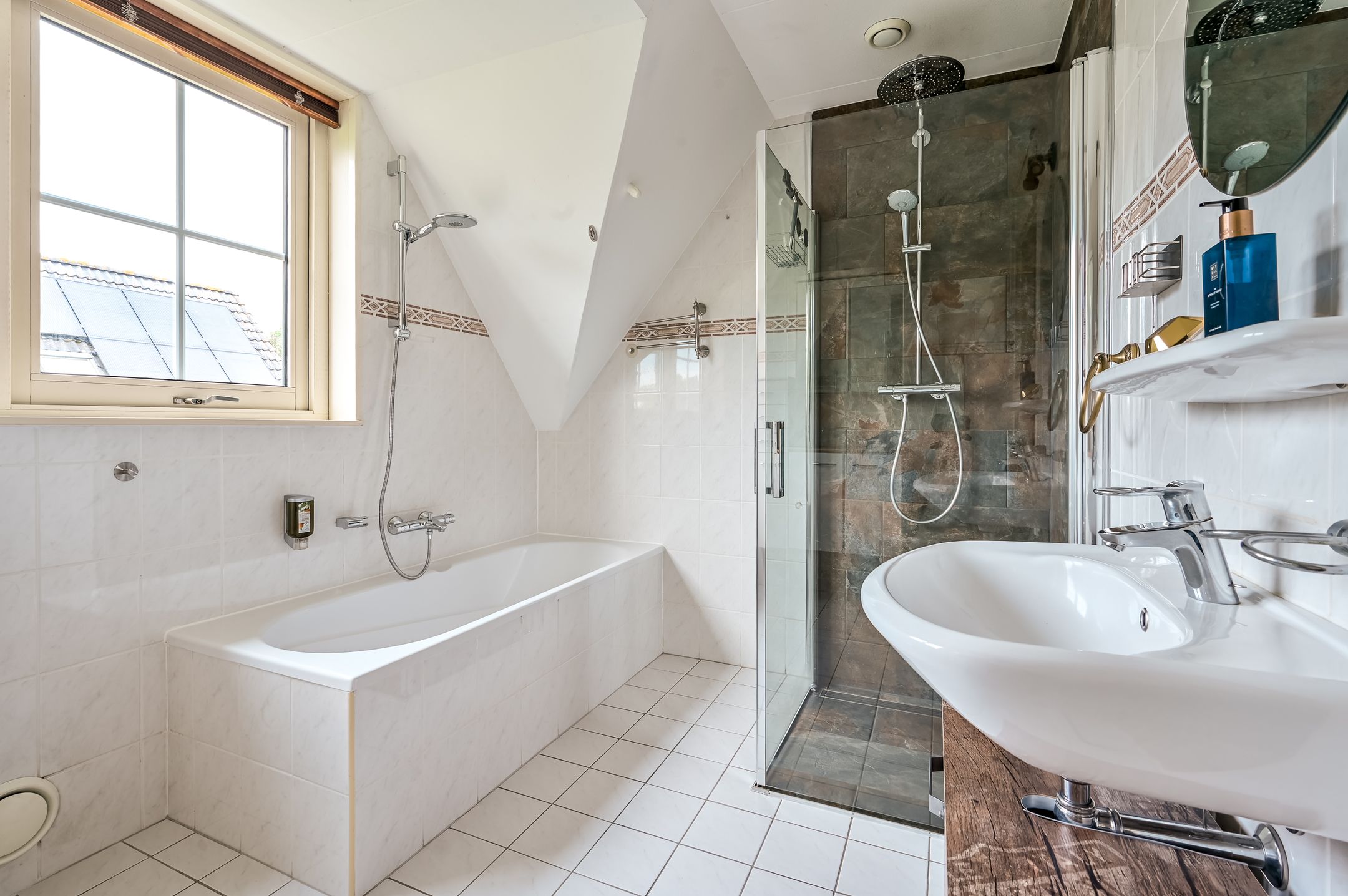 Spacious detached family home with six bedrooms in child-friendly neighborhood — 36