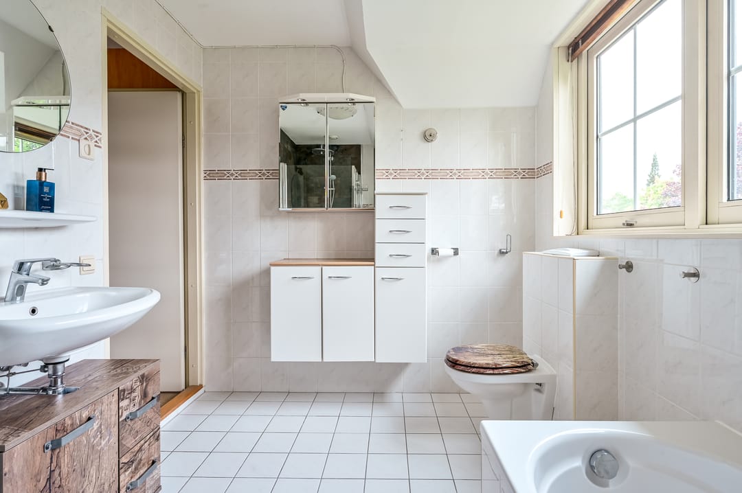 Spacious detached family home with six bedrooms in child-friendly neighborhood — 37
