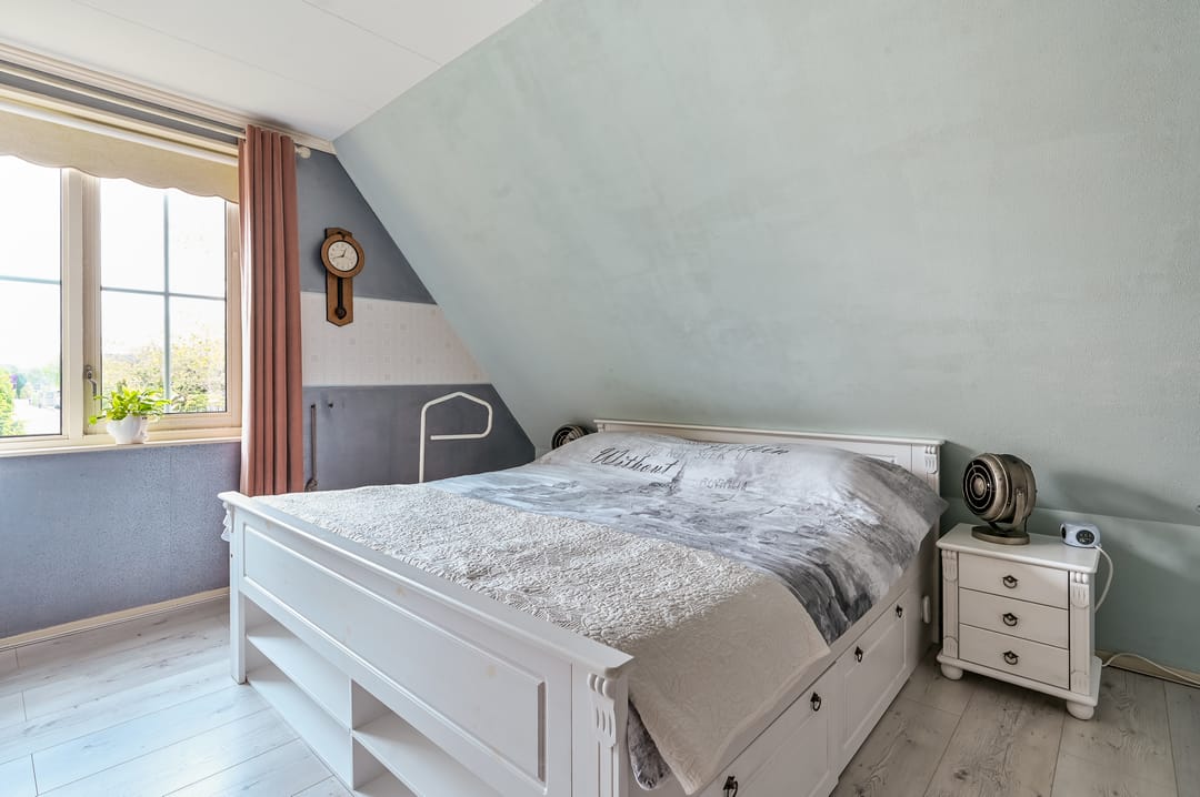 Spacious detached family home with six bedrooms in child-friendly neighborhood — 26