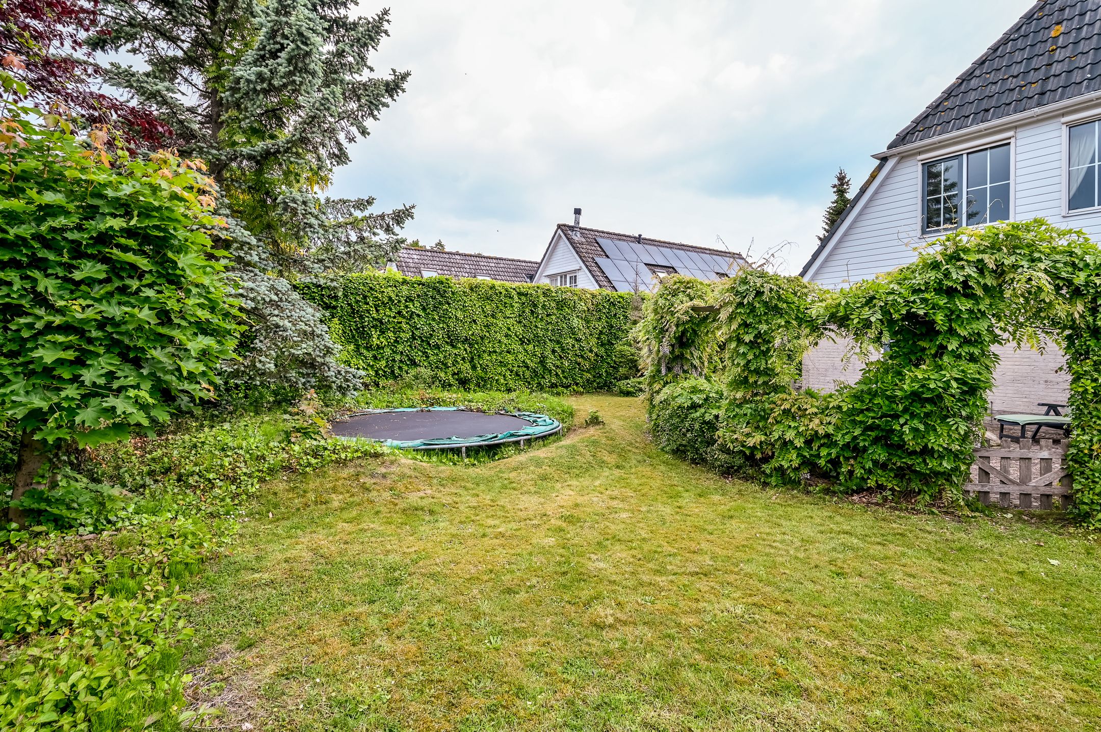 Spacious detached family home with six bedrooms in child-friendly neighborhood — 48