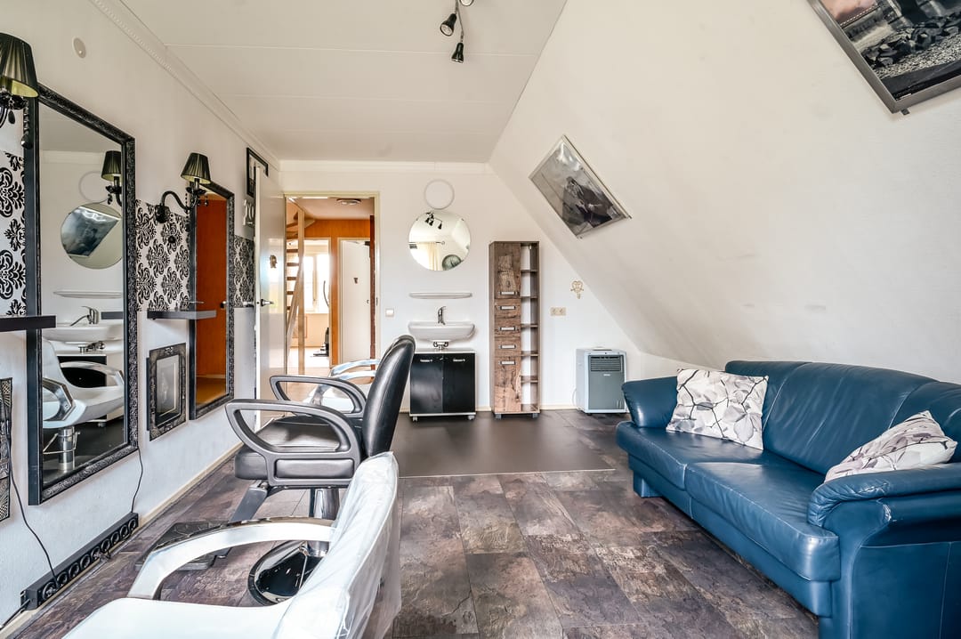 Spacious detached family home with six bedrooms in child-friendly neighborhood — 32