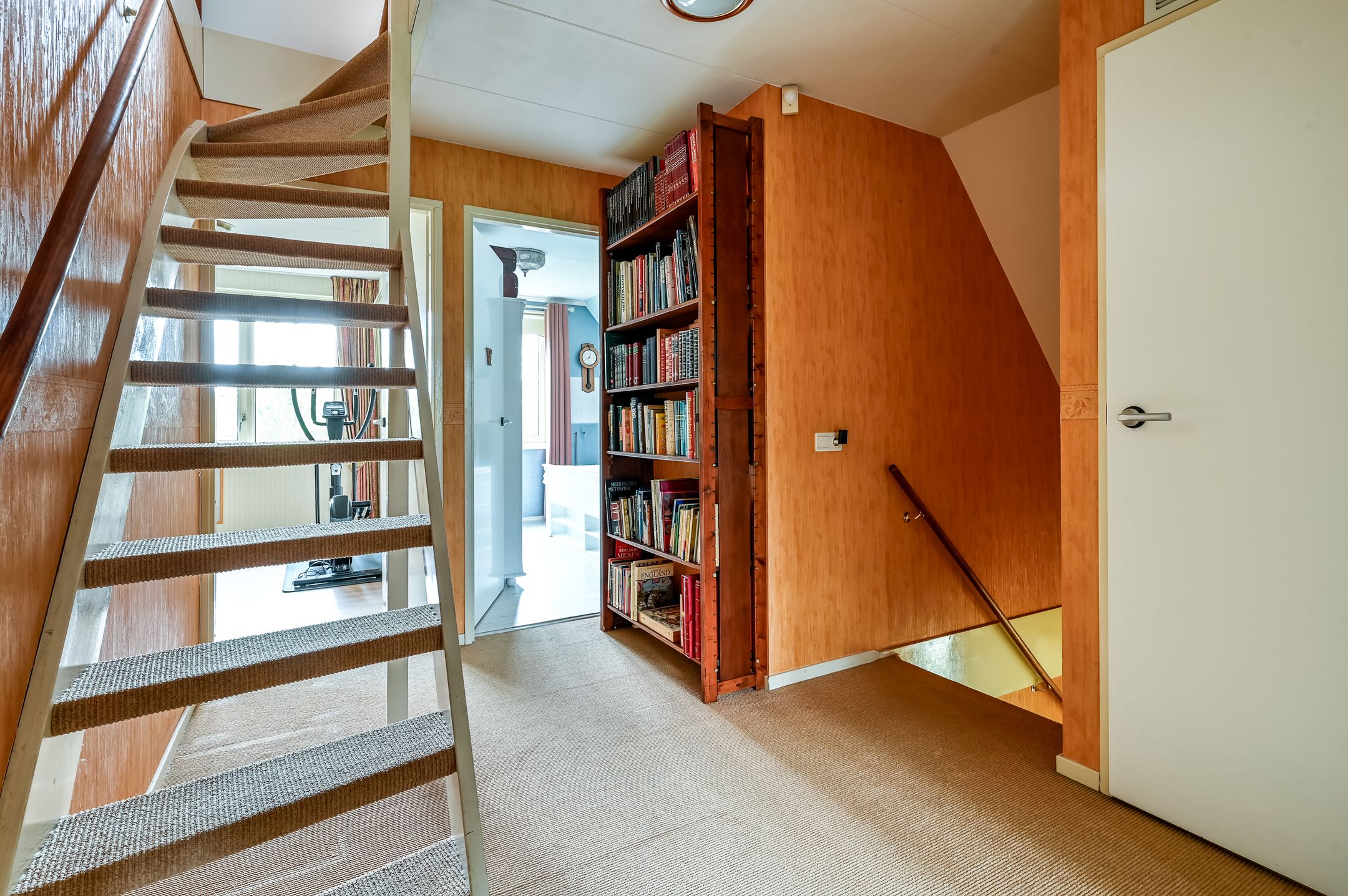 Spacious detached family home with six bedrooms in child-friendly neighborhood — 24