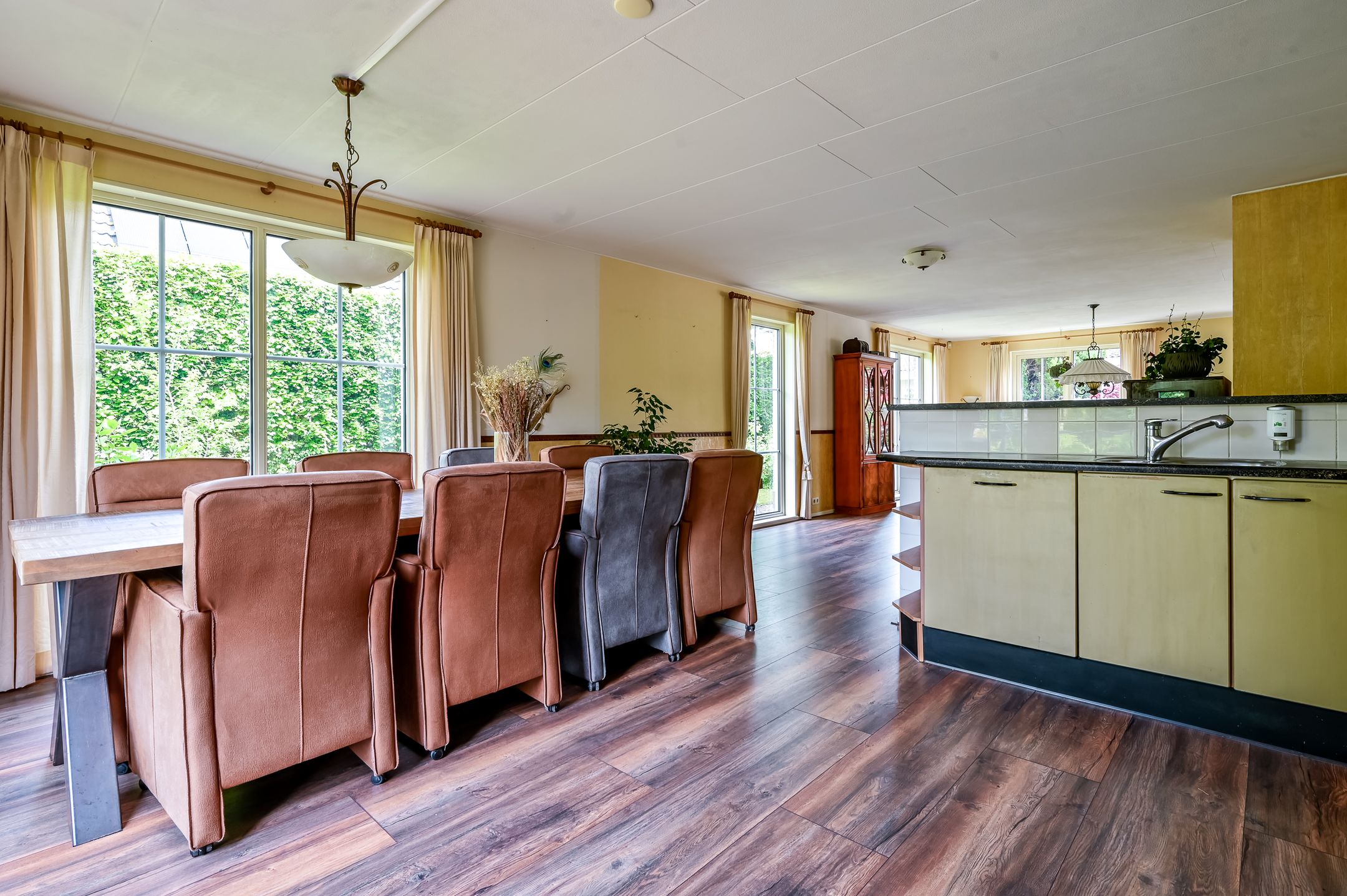 Spacious detached family home with six bedrooms in child-friendly neighborhood — 18