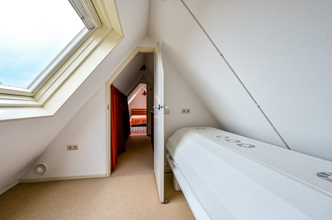Spacious detached family home with six bedrooms in child-friendly neighborhood — 41