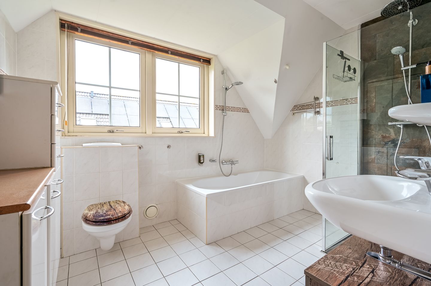 Spacious detached family home with six bedrooms in child-friendly neighborhood — 35