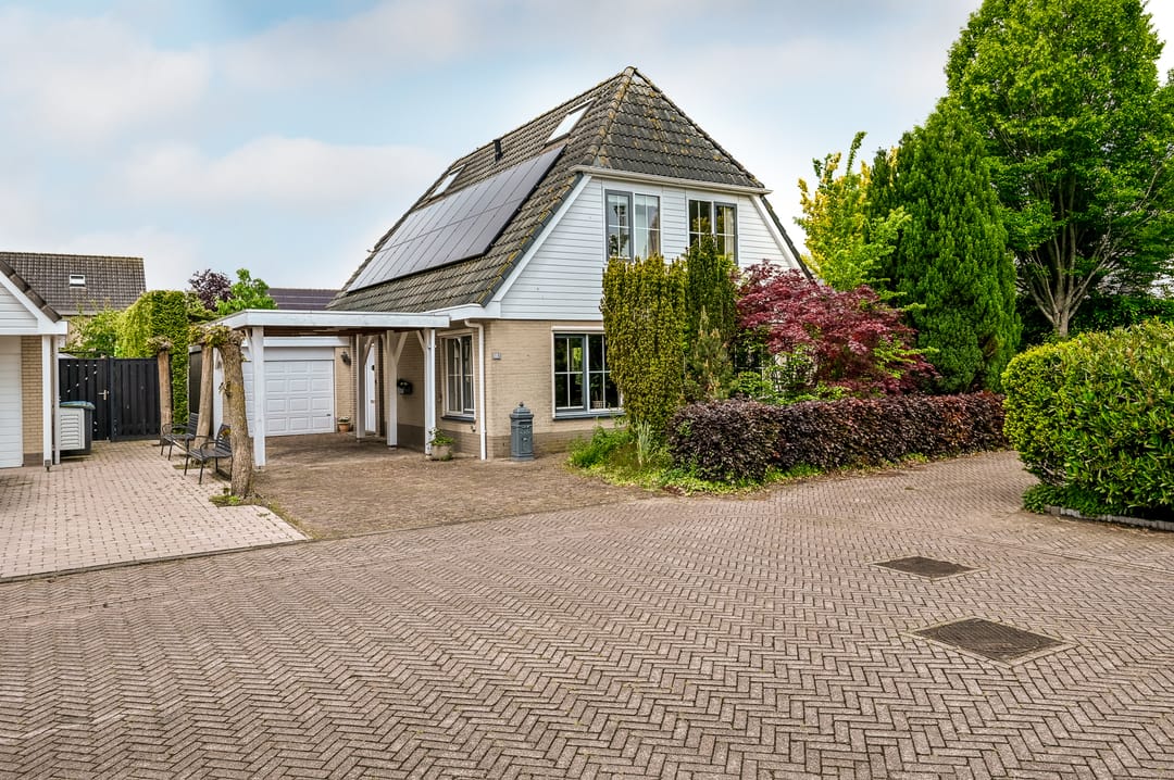 Spacious detached family home with six bedrooms in child-friendly neighborhood — 58