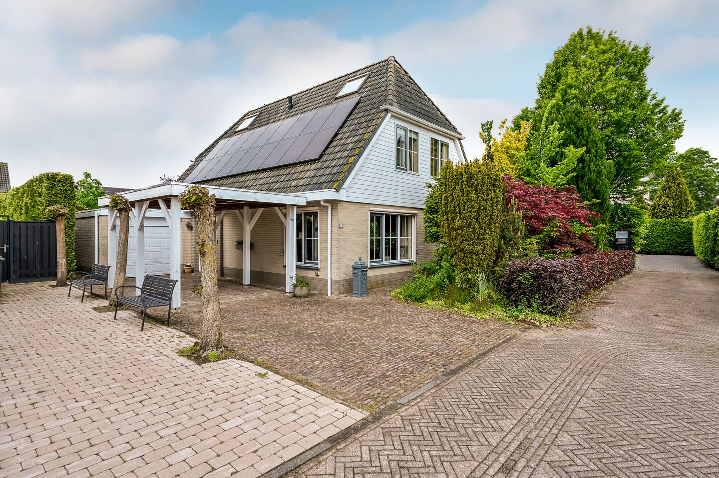 Spacious detached family home with six bedrooms in child-friendly neighborhood — 55