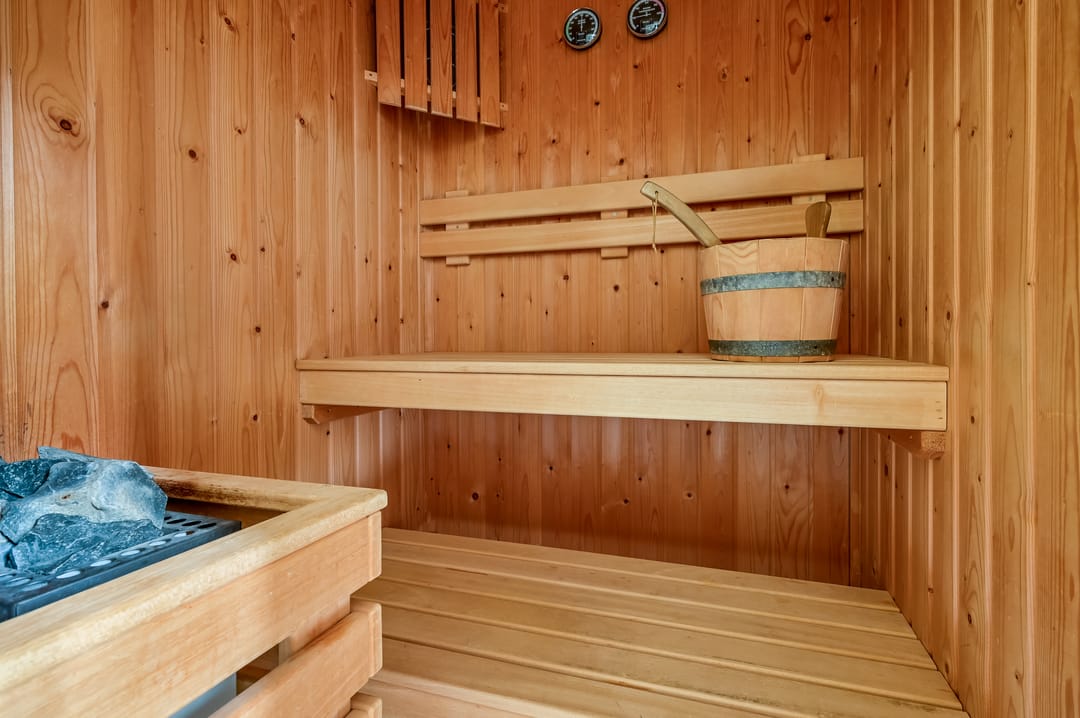 Spacious detached family home with six bedrooms in child-friendly neighborhood — 22
