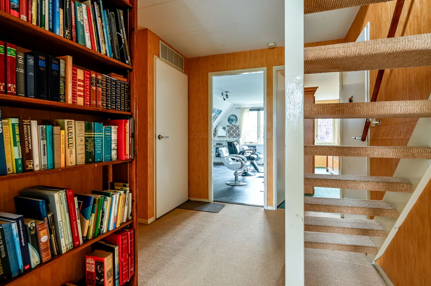 Spacious detached family home with six bedrooms in child-friendly neighborhood — 25